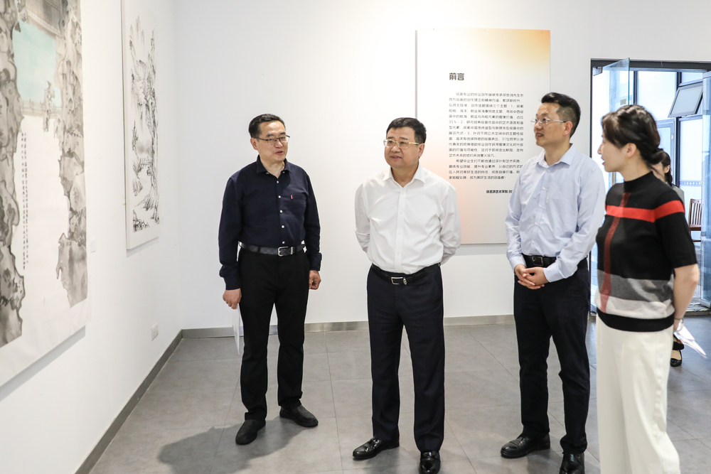 参观展览现场